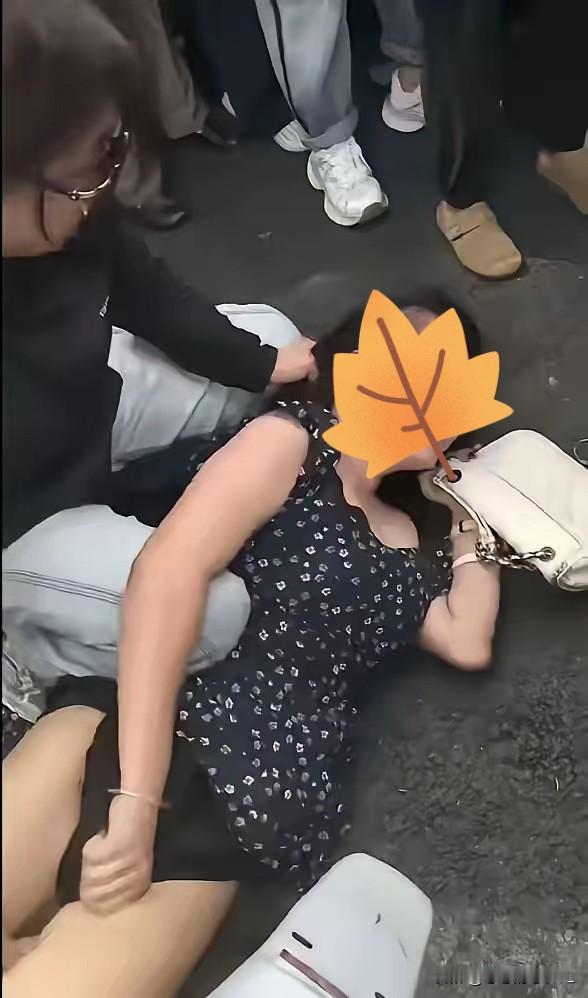到底是多大的仇怨？竟在大街上公然扒掉旁人的裤子。事发在8月29日中午，高阳