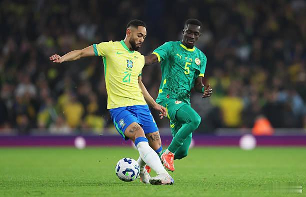 比赛在伦敦的阿森纳主场酋长球场举行，双方都有很多在英超踢球的球员。巴西队加布里埃