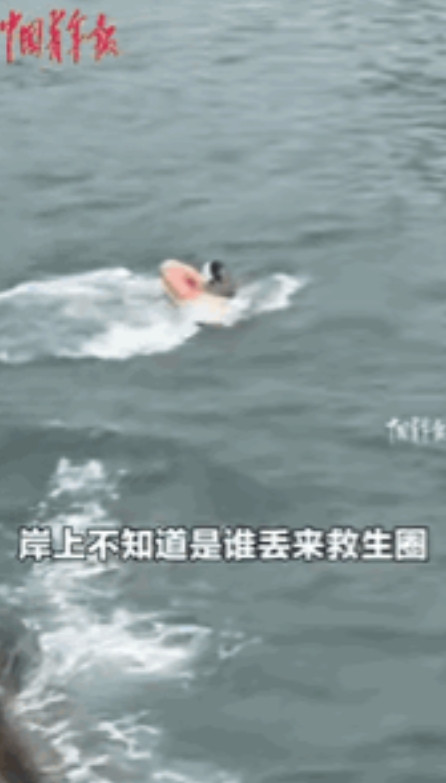 这位大妈火了！”青岛海边，一女生拍照时手机不小心掉进海里，女子只想着捞手机却忘记
