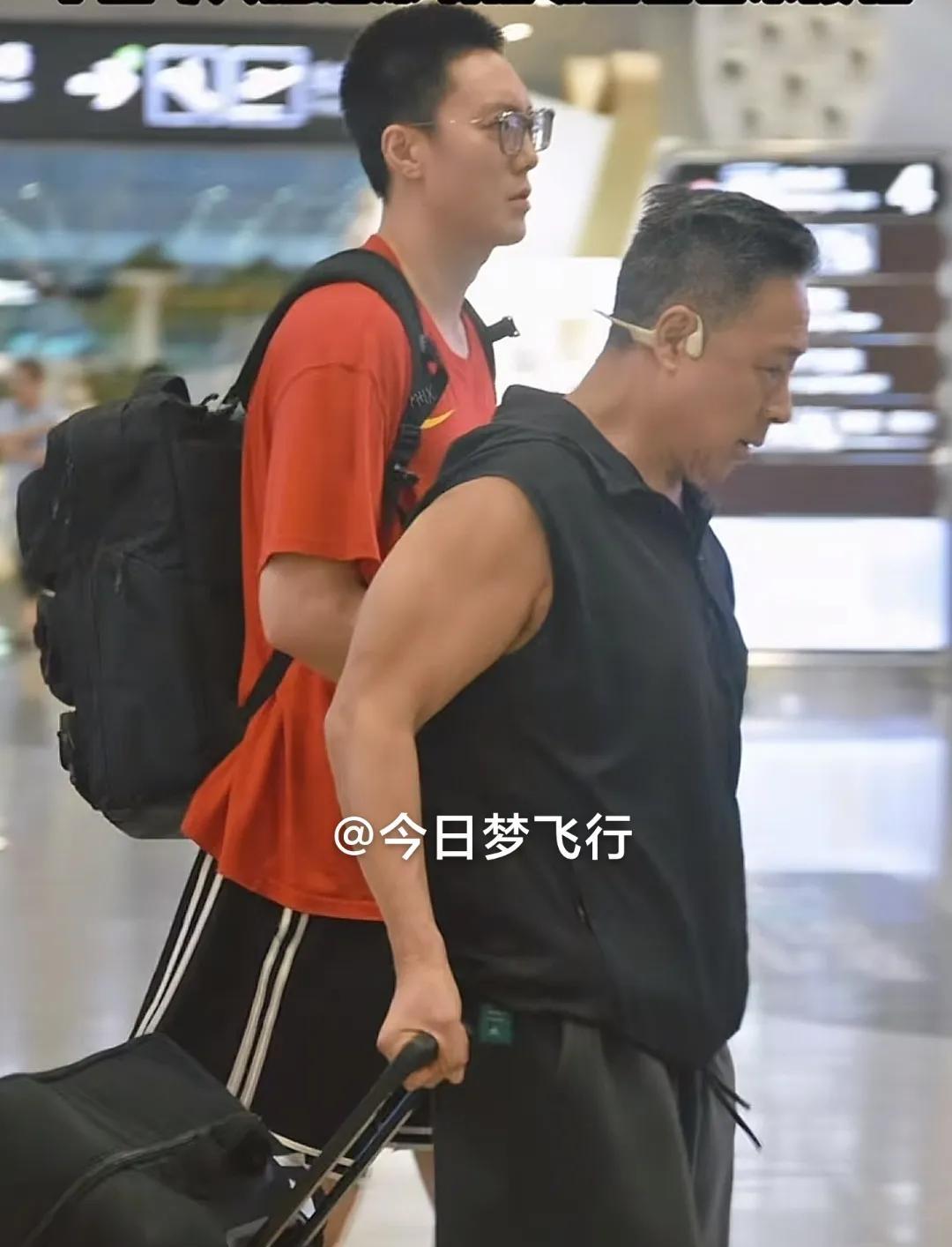 胡明轩回到广东，胡建顺去到深圳接机！今天清晨接近五点，中国男篮从沙特阿拉伯启程