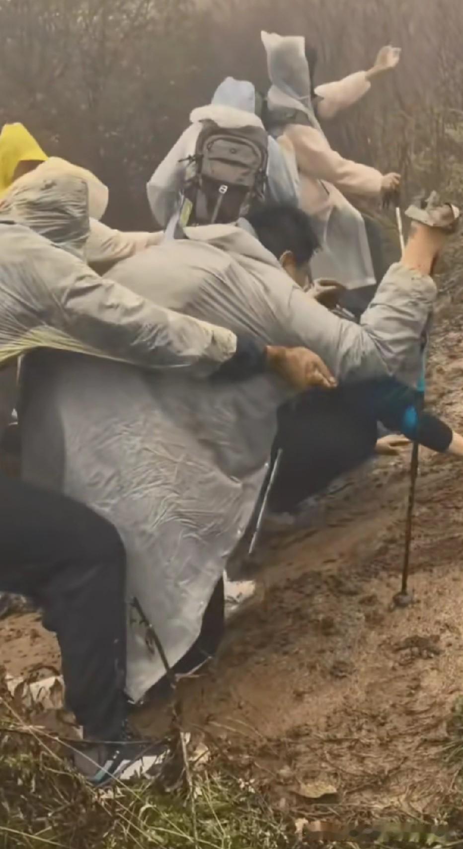 知道的这是旅游了，不知道的还以为是逃难了[笑着哭]过节了，在家躺着不好吗？非要跑出