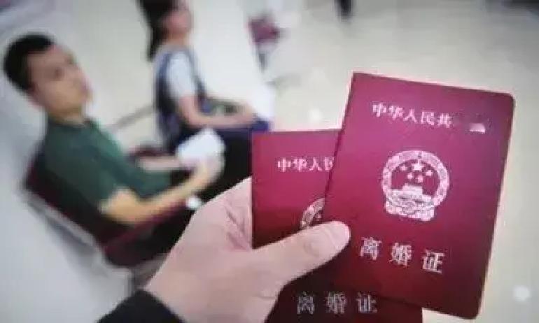 天津一女子因出轨与丈夫协议离婚，并自愿放弃两套房产和30万元存款。可两人离婚几个月后，女子却无意中发