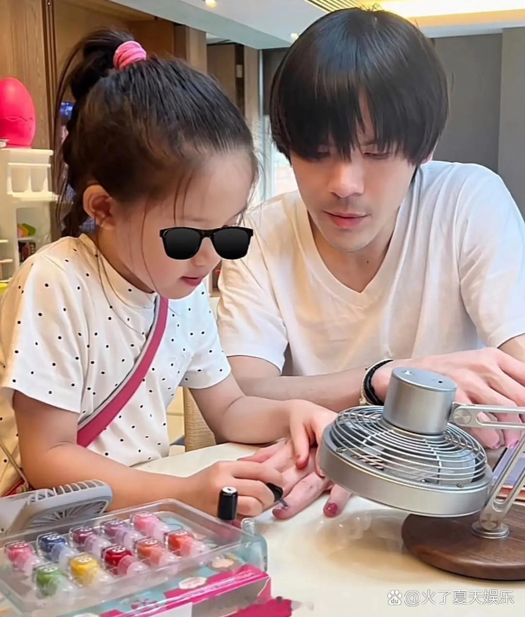 向佐女儿给爸爸涂美甲，这父女相处也太暖了，郭碧婷也出现在画面里，感觉夫妻俩感情挺