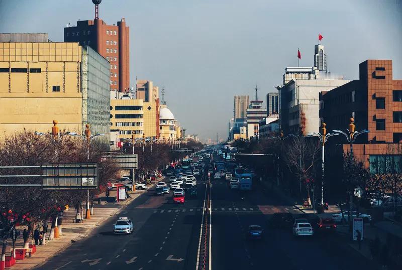 “路遥知马力”这句下联很经典，我觉得合适的上联可以是“日久见人心”。你想啊，“日