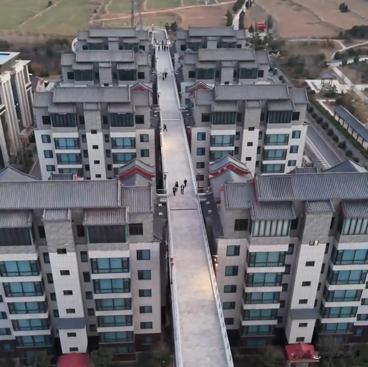 空中四合院，大家见过吗？河北邯郸这10栋大楼上面都矗立着一座完整的中式四合院