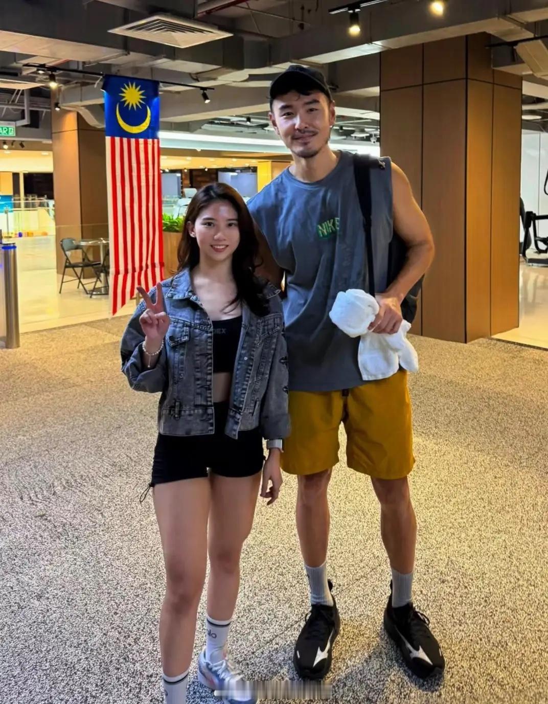 阮经天在马来西亚一间健身房锻炼被偶遇，他的穿衣打扮很有型，身材壮硕，皮肤有点像非
