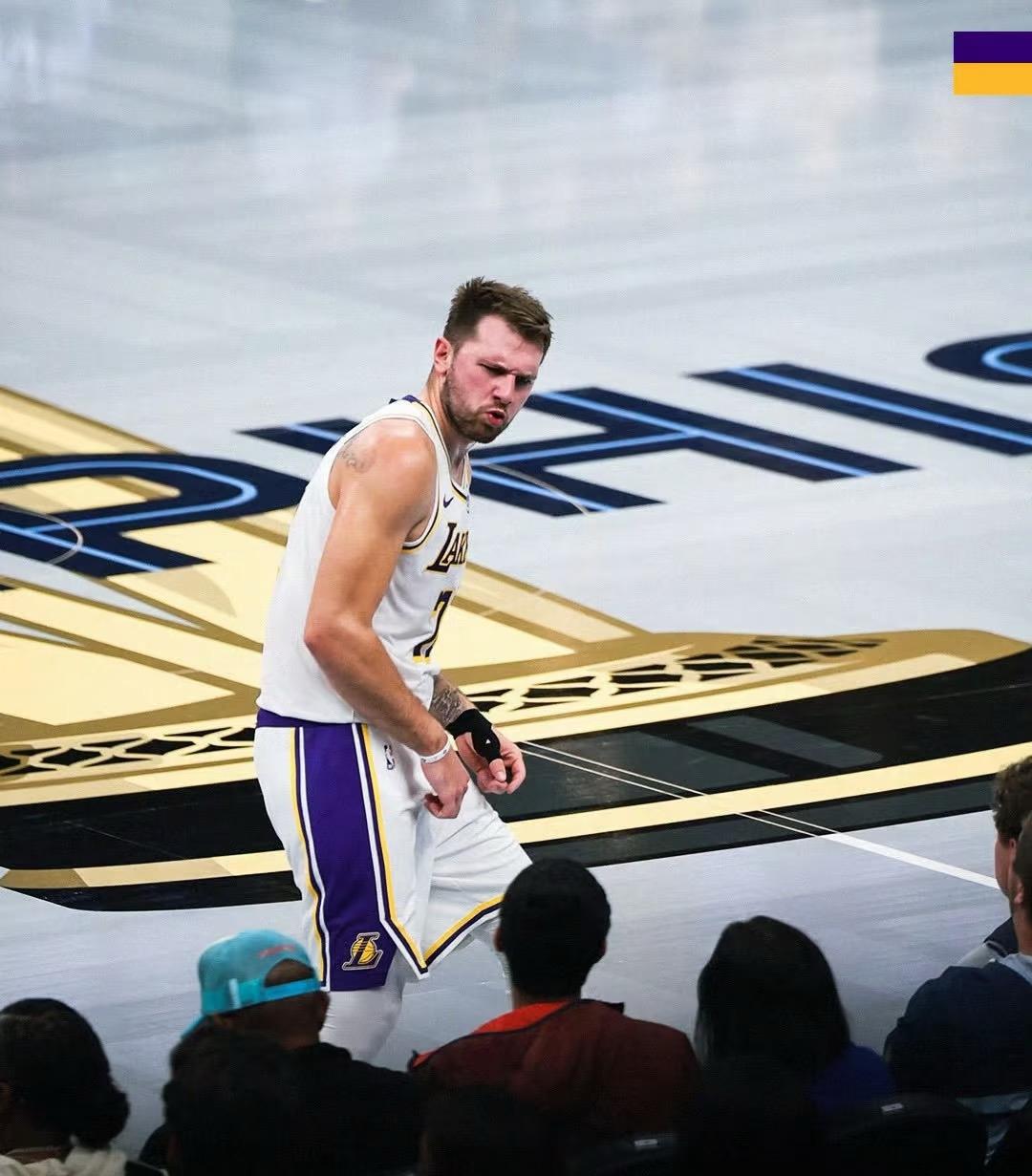 东契奇减重后简直就是超一阵巨星。东契奇新赛季三场比赛数据太差裂了，场场40+