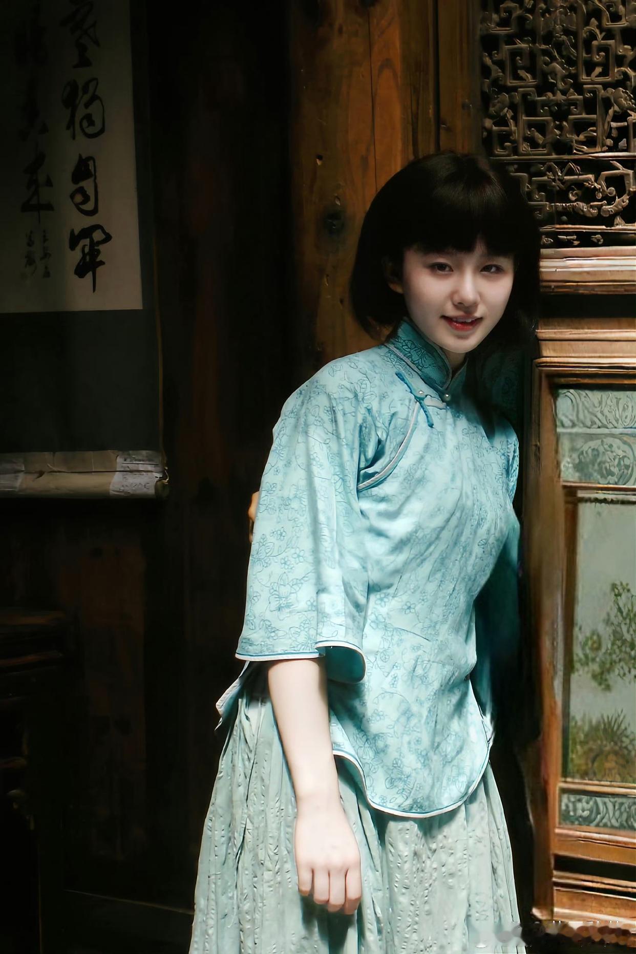 民国女学生代入首选应该是刘诗诗吧，小白花的气质，恬淡无害的脸蛋。​​​