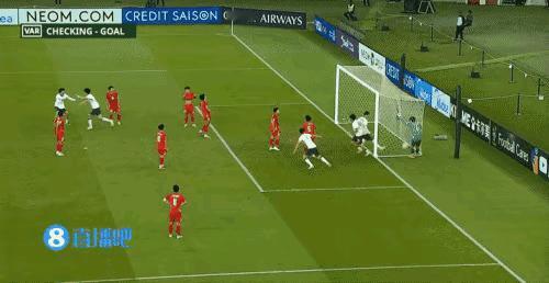 越南队员红着眼冲过来，指着对方球员的鼻子骂：“都3:0了还捡球，你tm这是挑衅