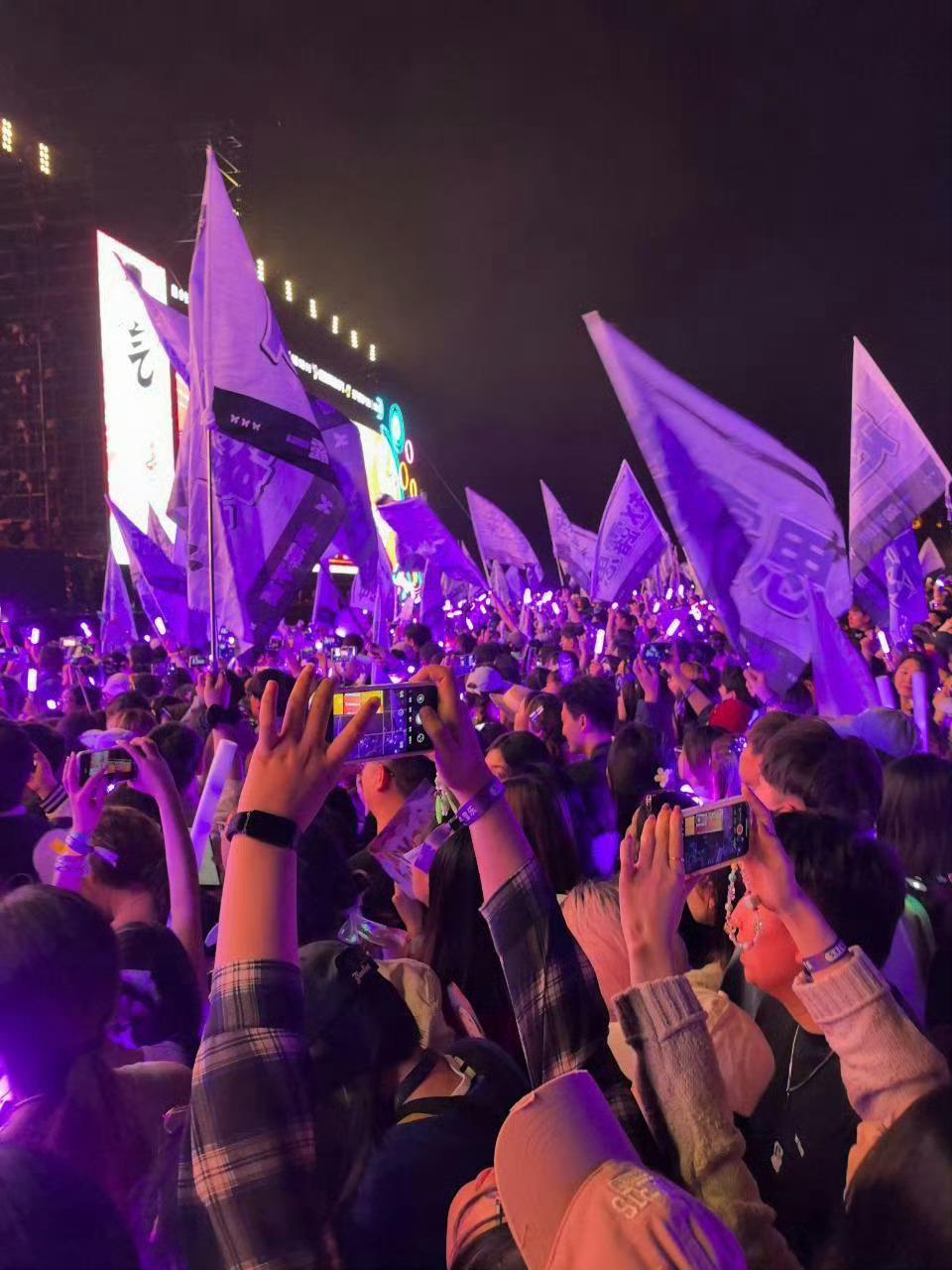 赵露思音乐节听现场的粉丝说赵露思的音乐节首秀舞台原本是30分钟，因为前面的人迟