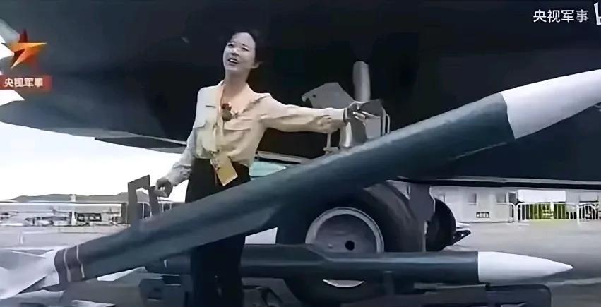 央视媒体的美女记者，轻松提起了一枚空空导弹，看长度，应该是中远程导弹，看外形，明