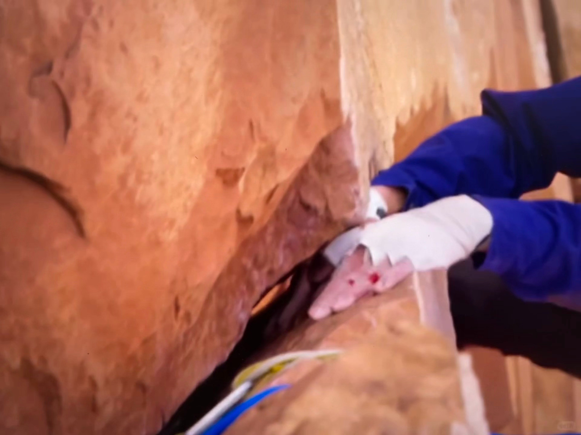 当内娱追求无病呻吟自嬤弱势群体残疾抽象的时候，王一博即便攀岩磨得手出血茧，也从不