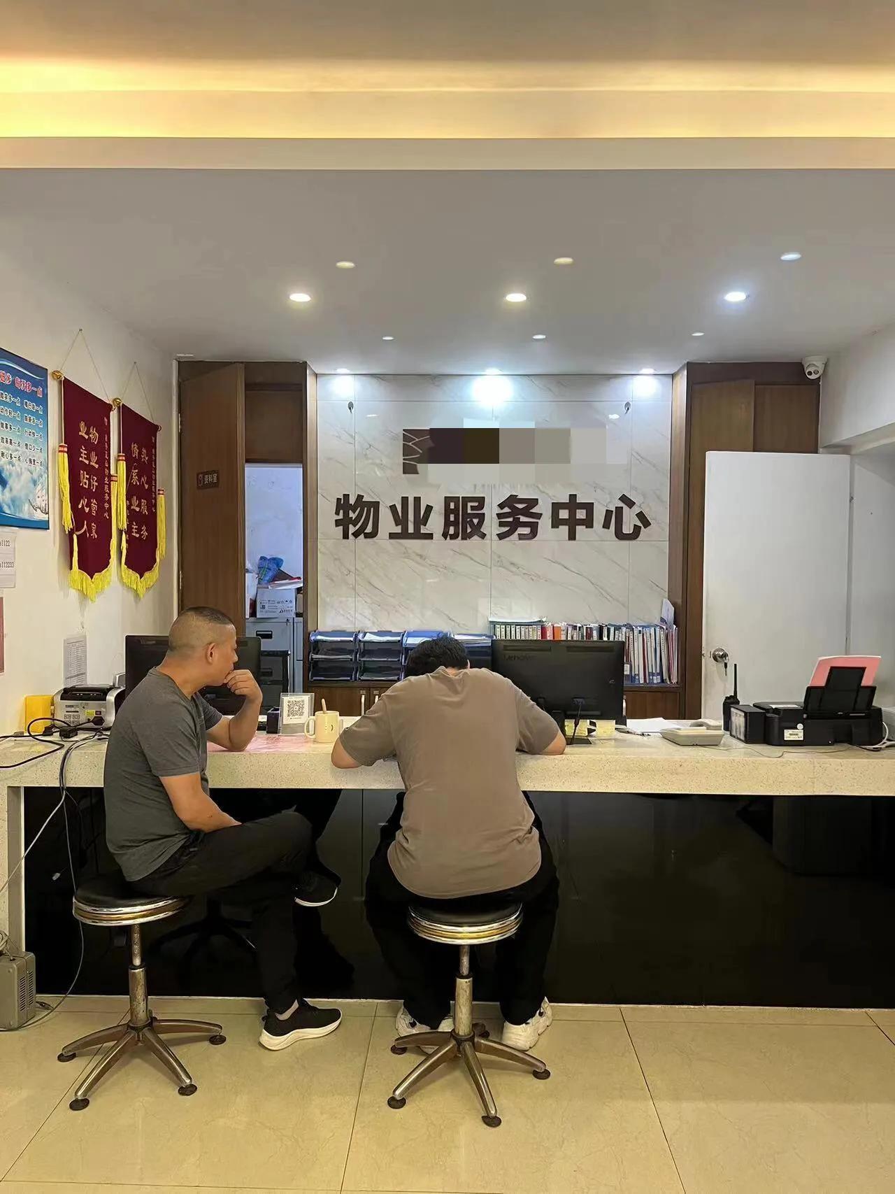 今天我老公跟我说，又该交物业费了！我们家物业费是2.7元一平方，房子119