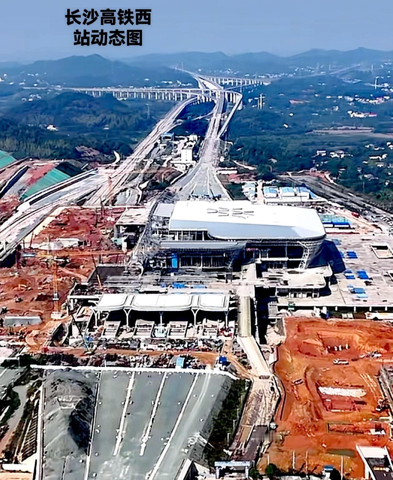 从长沙高铁西站图片上看，建设的也是够大气的！虽然长沙高铁西站与长沙高铁南站有一定