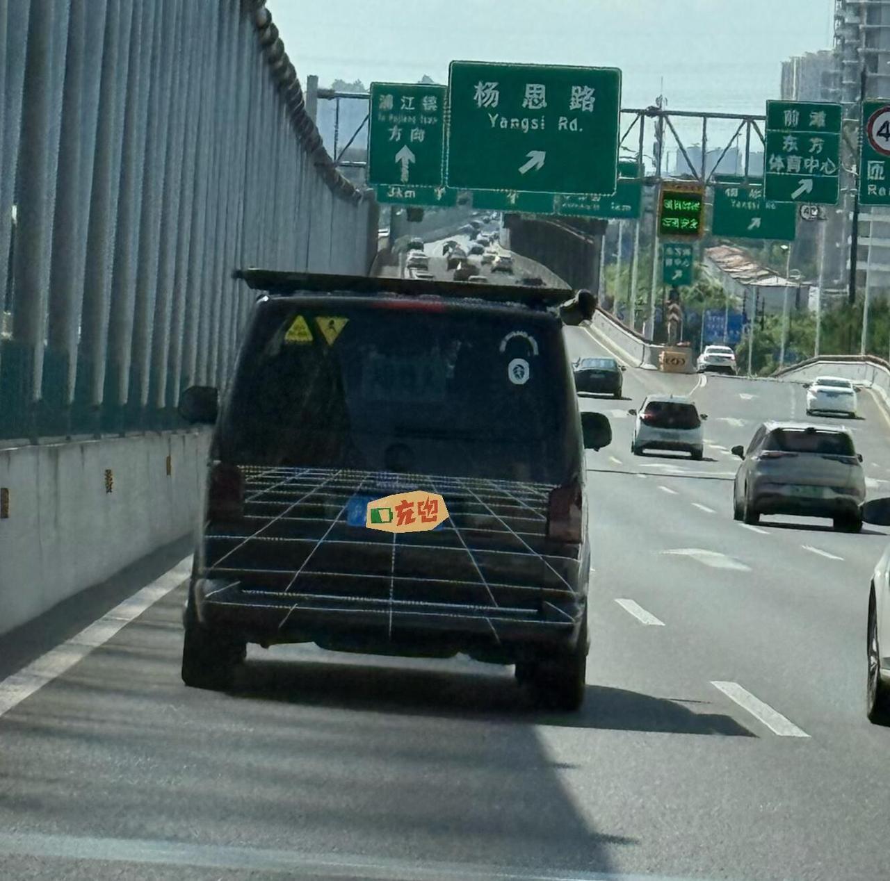 这个涂装可以迷惑自动驾驶嘛？特斯拉：有点损招全用我身上了是吧[笑着哭][笑着哭][泪