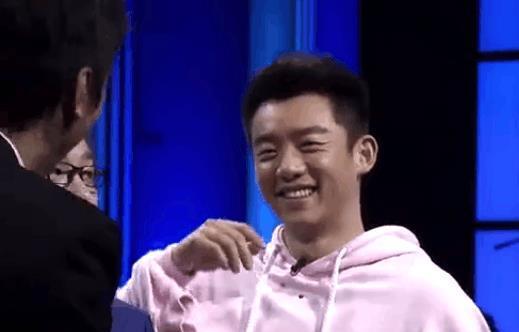 王思聪在综艺上说，当年王健林送他出国时，叮嘱他“为中国之崛起而读书”，别的嘉宾都