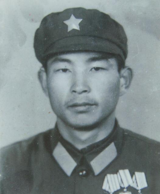 1980年，年轻战士许明习陷入越军重围，弹尽粮绝之际，敌军见他形单影只，愈发猖狂