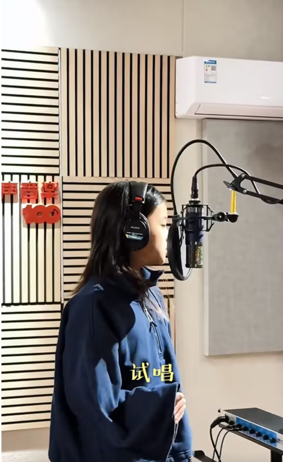 梅婷一家故宫旁吃烤鸭，老公又黑又瘦了，女儿为吃冰棍抱着她撒娇