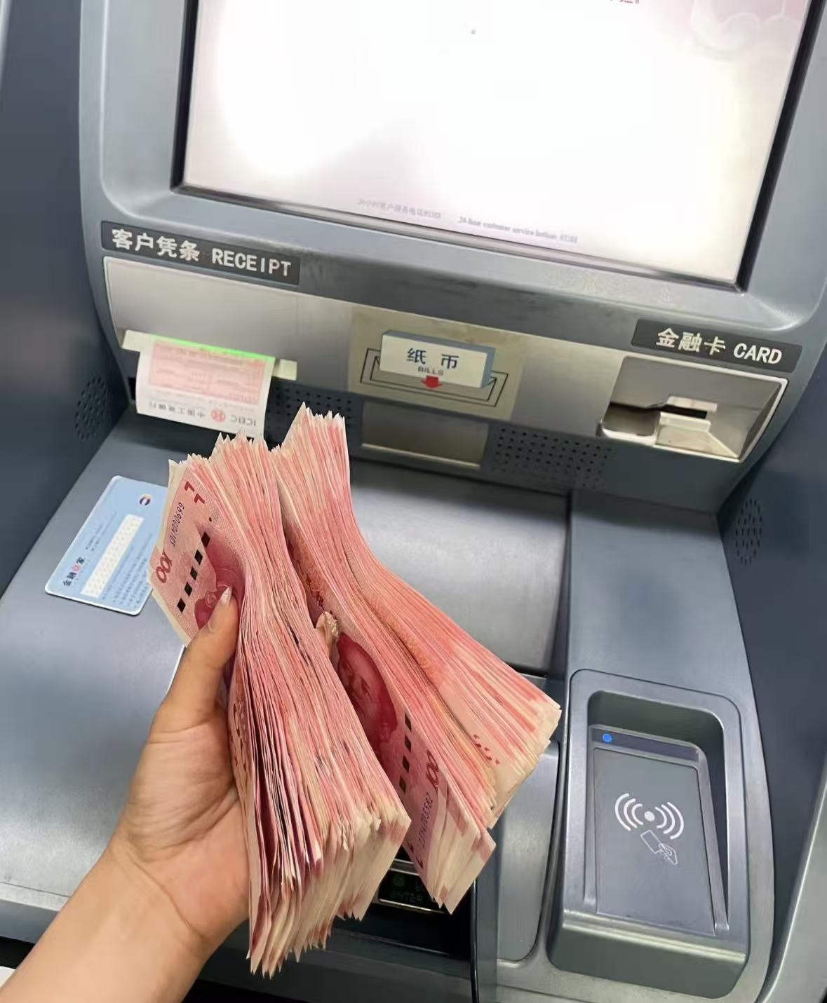 我堂叔今年51，存款两百多万，手上两套房子，一套自己住，一套出租。中秋三天没出