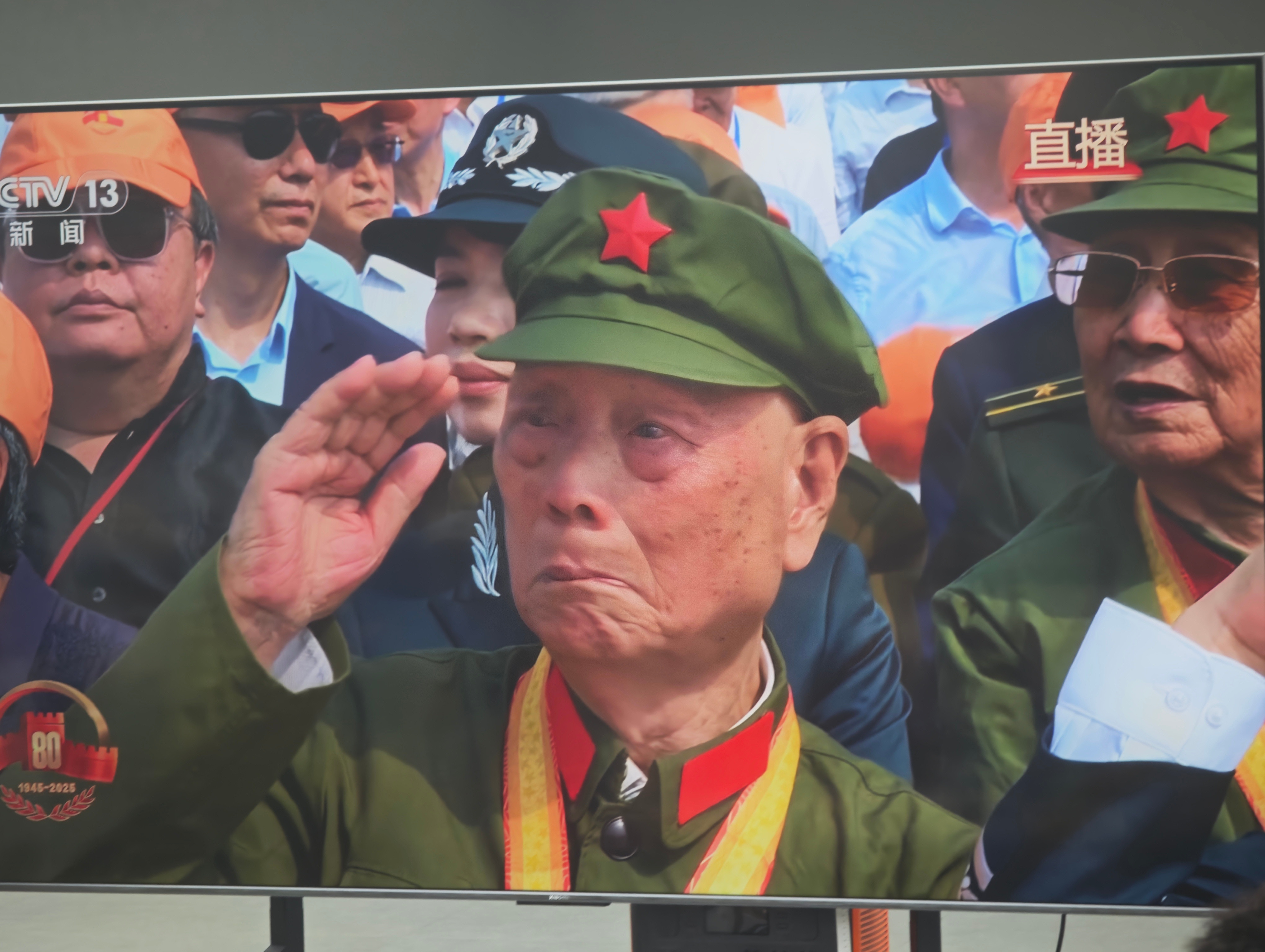 看到老兵泪目了阅兵直播九三盛大阅兵当时咱们一穷二白，第一次阅兵都是万国造，扛着