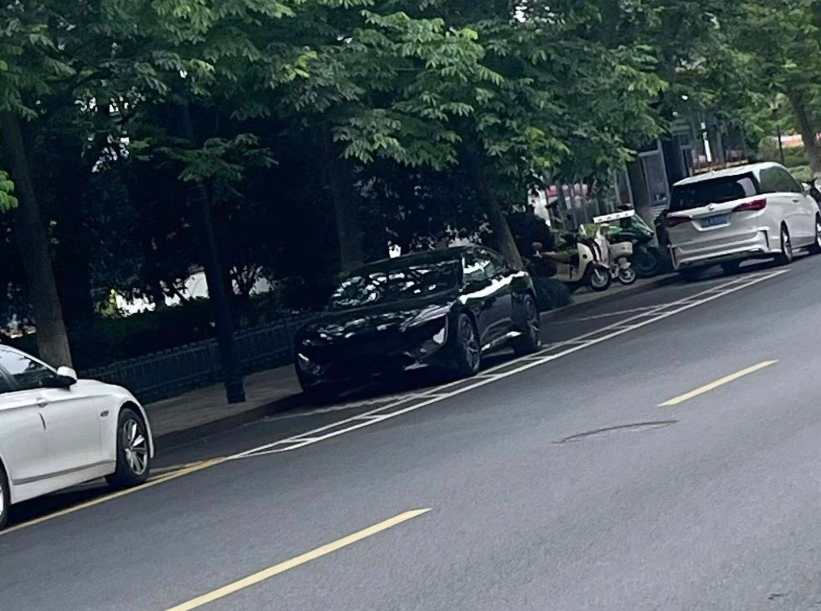 黑色还是太低调，极具辨识度的阿维塔第一眼差点没认出来。​​​