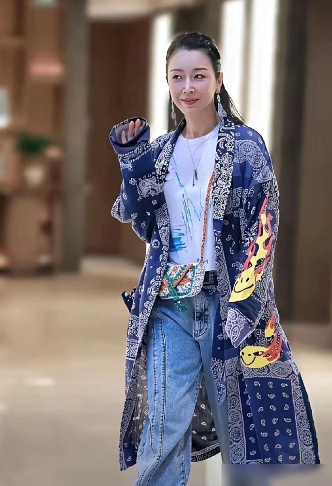 孙悦应该是女歌手中医美最最自然的吧，这状态是真的好！[爱心]54岁的她比当年