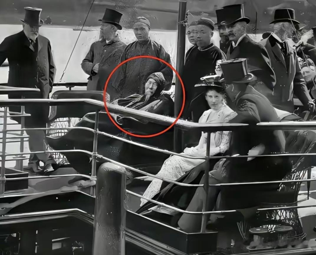 没人搭理，晚清重臣李鸿章出访欧美的无奈。这是一张晚清重臣李鸿章出访欧美时在游轮