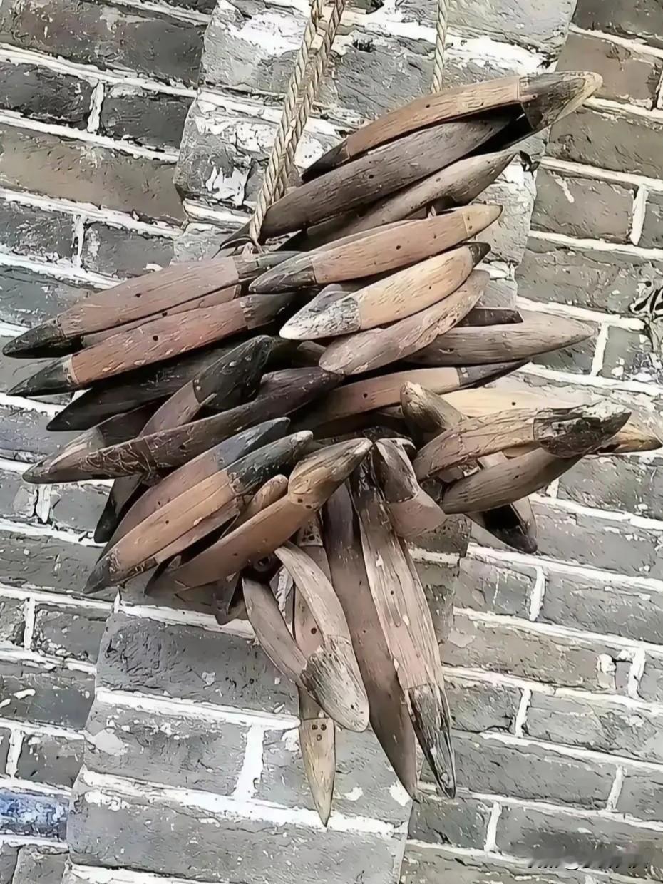 老屋里发现一串老物件，不知道这是什么东西呀！有人见过吗？请问这东西是干什么用的？