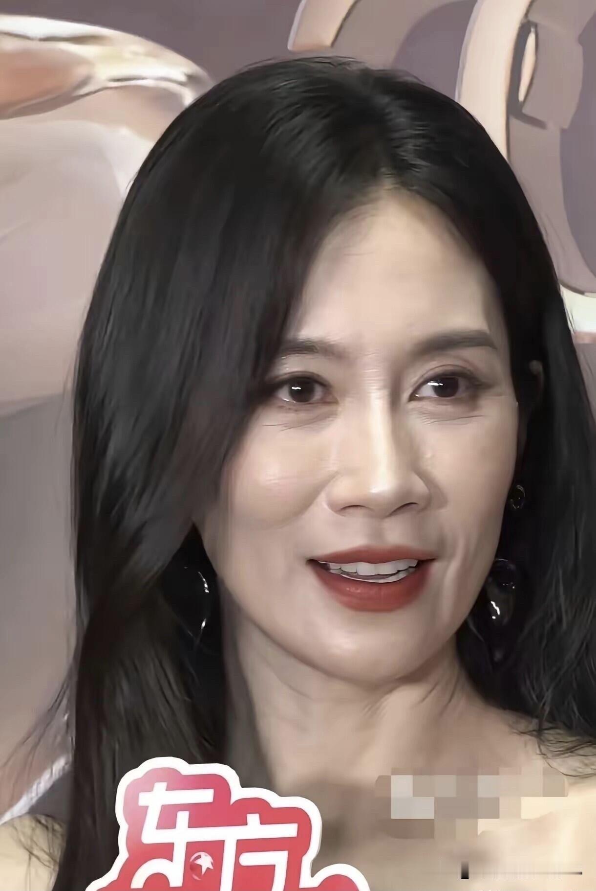 女神老了不少，脸上的皮肤状态和脖子的颈纹跟平常的人差不多，原来女明星不开滤镜，其