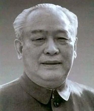 1983年，作为总政主任的开国中将余秋里回乡探亲，弟弟余财发却不愿相见，还说：“