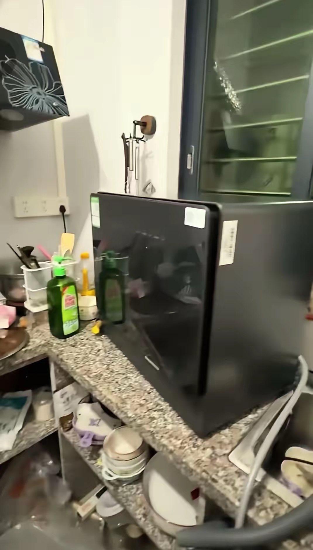 家里有外债，只有男人一个人上班，女的在家闲着。女人嫌洗碗太冷就买了一台洗碗机，男