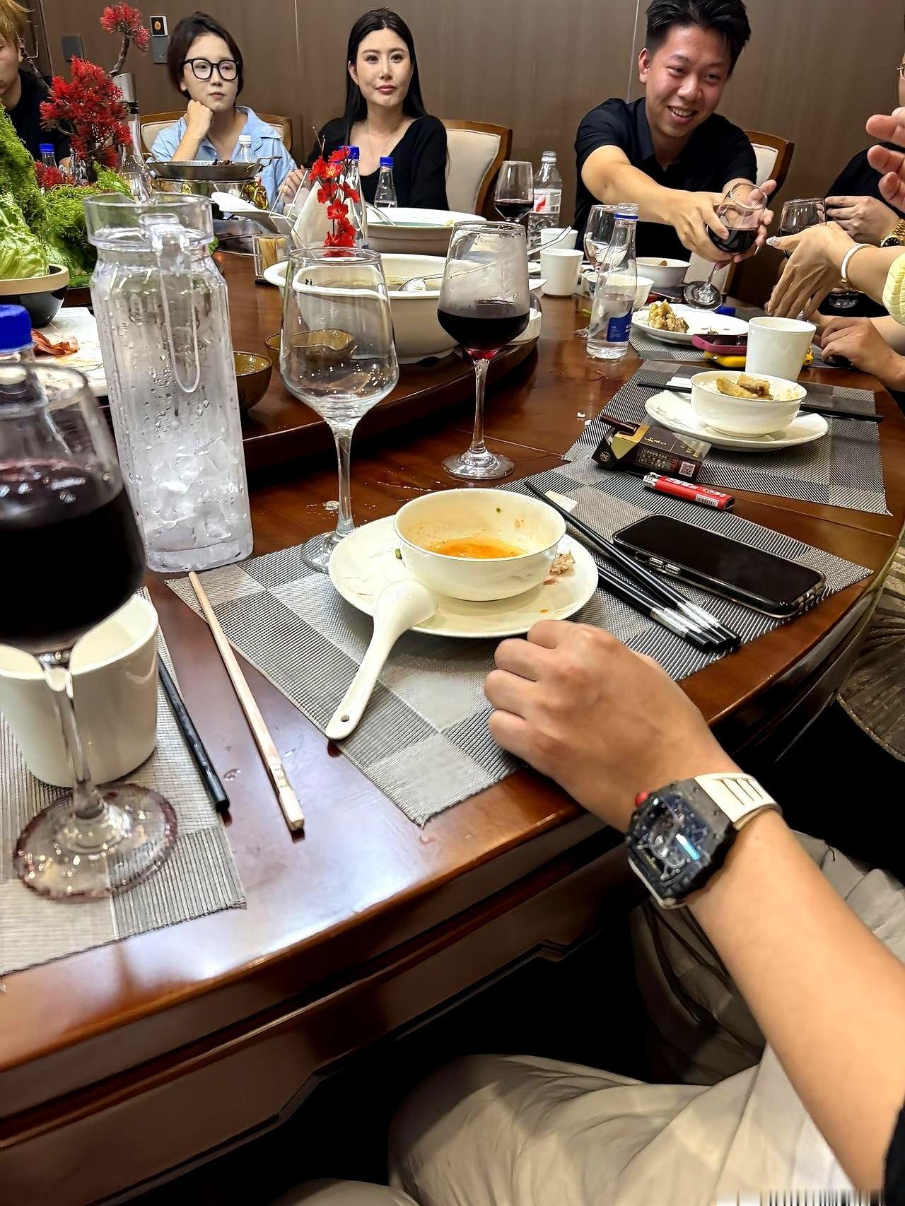 一个人要是敢把“小三”带去正式饭局，你真得离他远点。不是我危言耸听，我就吃过这