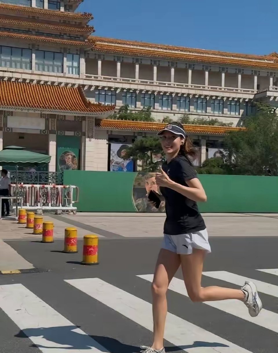 三里屯偶遇谷爱凌跑步，这也太自律了吧，想不喜欢都难。今天9月3号还是她生日，照样