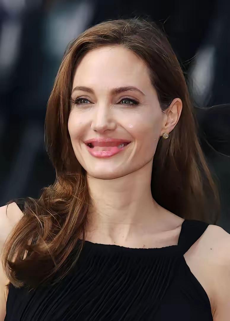 真的刷新认知！朱莉以联合国大使身份访乌，随行保镖居然被征兵人员当场带走强制入伍，