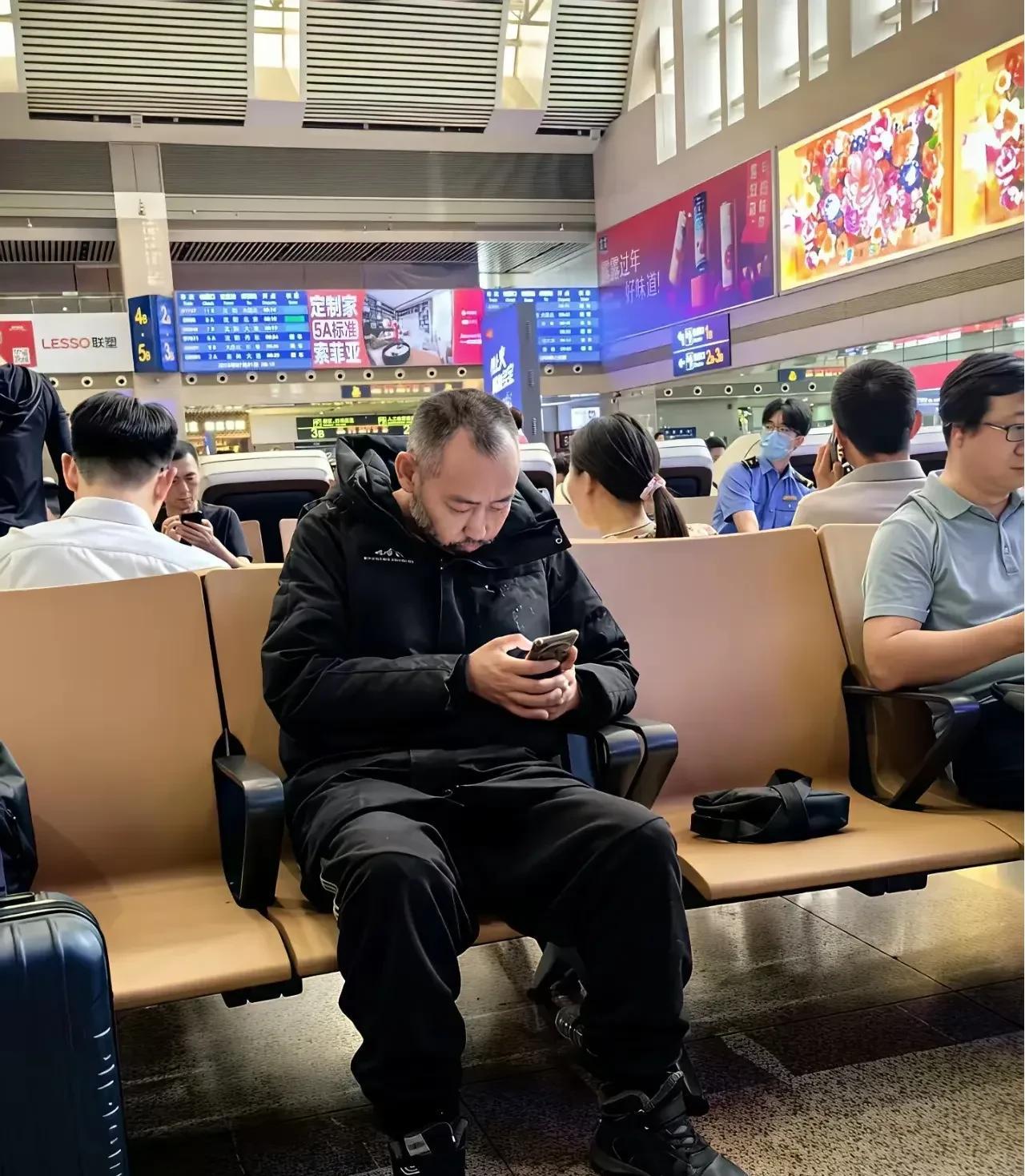 在沈阳站遇到了一位疑似穿越的人，大伏天的这哥们经历了什么？