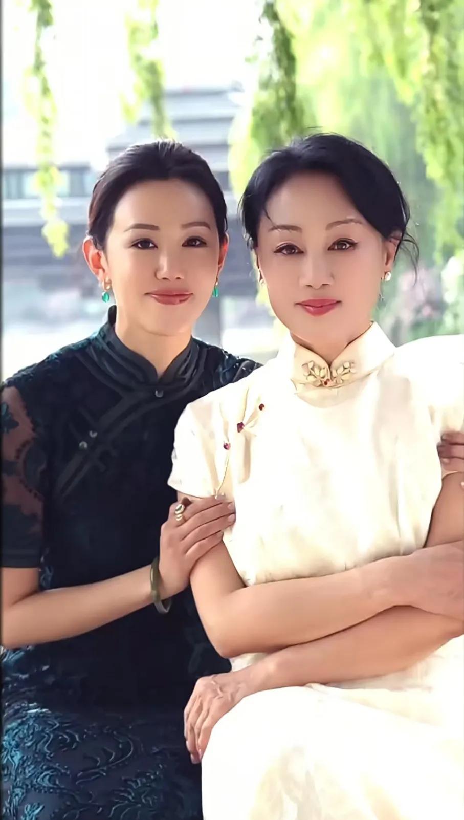 王姬母女罕见合体拍旗袍照，虽然女儿年轻30岁，但妈妈气质太绝了！5月20日，3