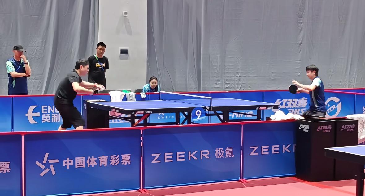 孙颖莎在邱贻可的带领下一直努力训练反手的爆发力！7月17日，长沙全锦赛正在如火