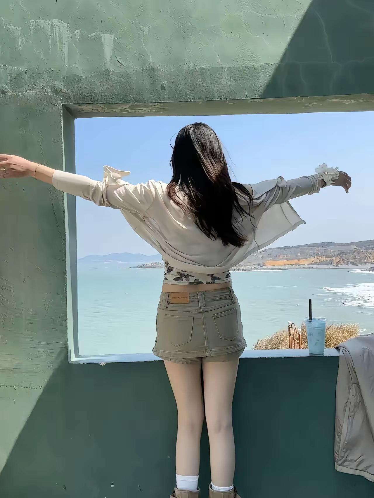 海景房里看海景，心情快乐心态好。游乐场里玩游戏，舒服惬意心情好。海边游玩风海