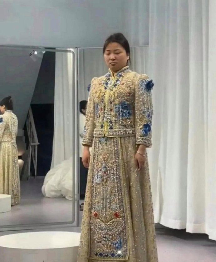 为什么试玩婚纱笑不出来呢