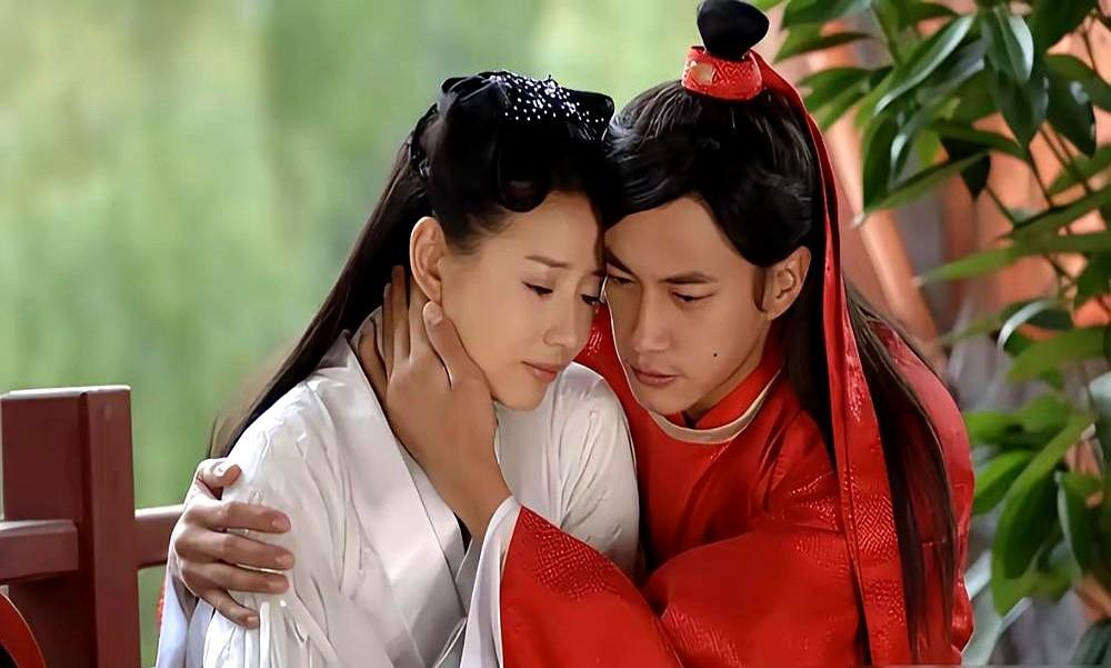 身高186cm的何润东，演了梁山伯。2007版《梁祝》，何润东搭档162cm