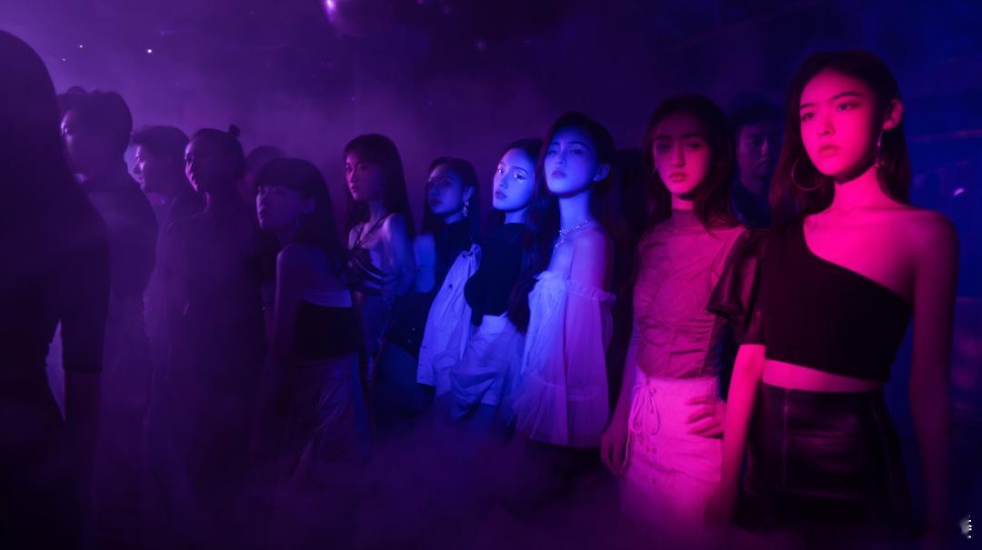 常有人感概：夜店的女孩为什么这么漂亮？对此有网友做了一个形象的比喻这是在夜店里看