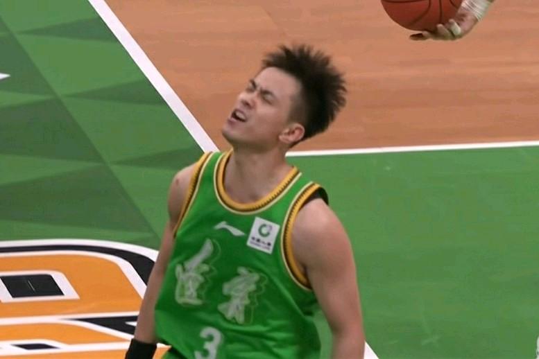 赵继伟赛季首秀上演王者归来！太霸气了！不愧是辽宁本钢的定海神针，尤其是下半场当新