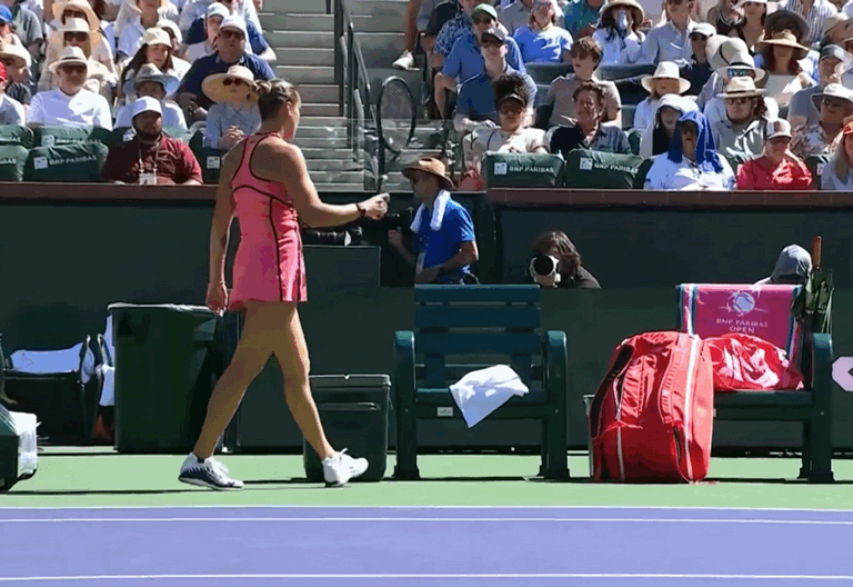 萨巴伦卡vs莱巴金娜萨巴摔拍后找回手感6-3拿下第二盘，把IW决赛拖进决胜盘！