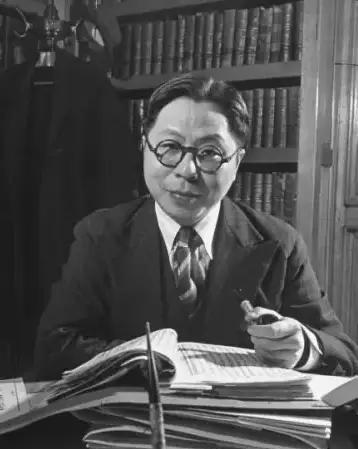 南开中学的同班同学里出了两个狠人。一个叫周恩来，后来成了新中国总理；另一个叫吴国