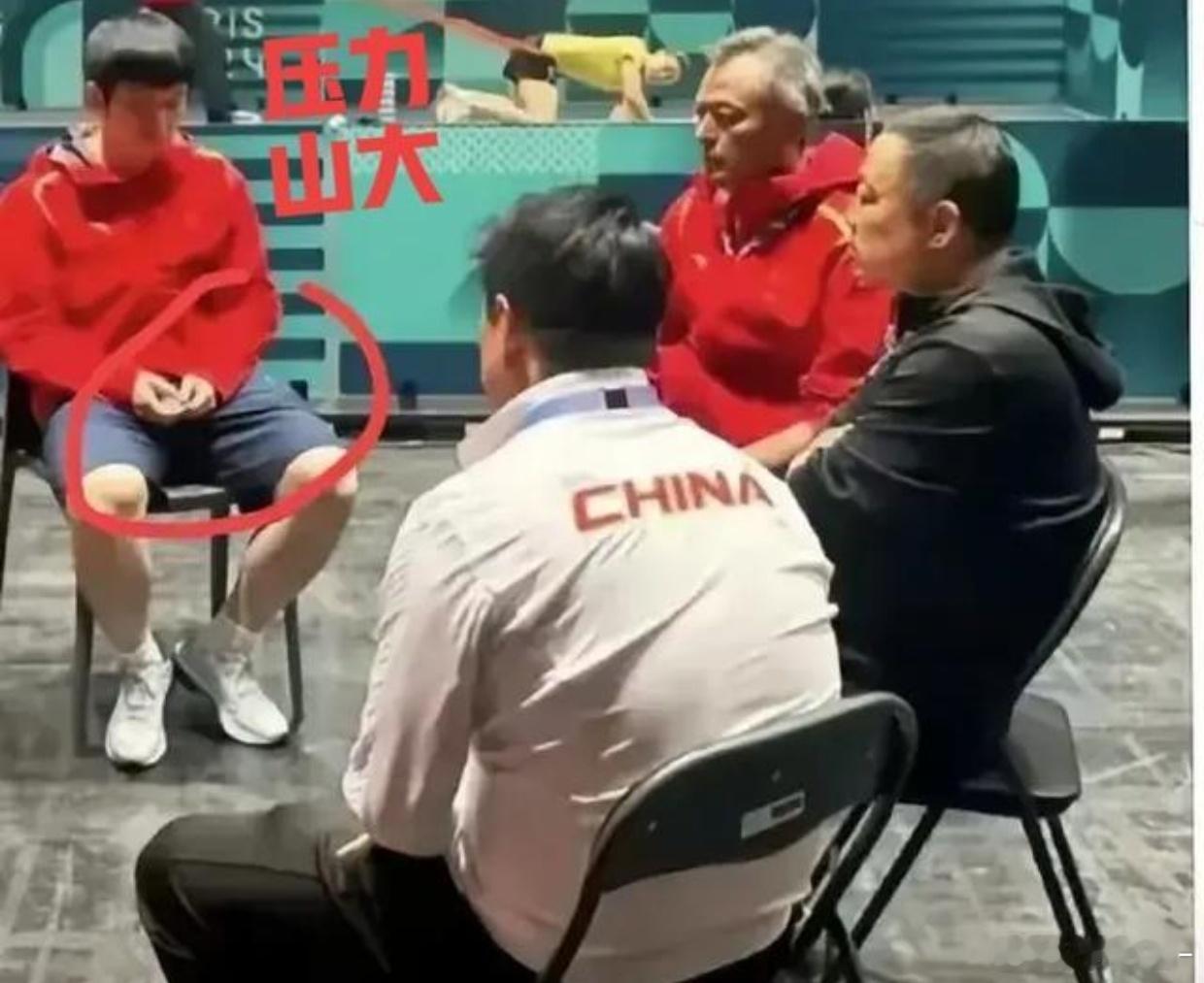 说实话，樊振东为啥到现在还没回国乒，看看巴黎奥运那场面就大概能懂了。当时王楚钦男单提前输给莫雷加德，