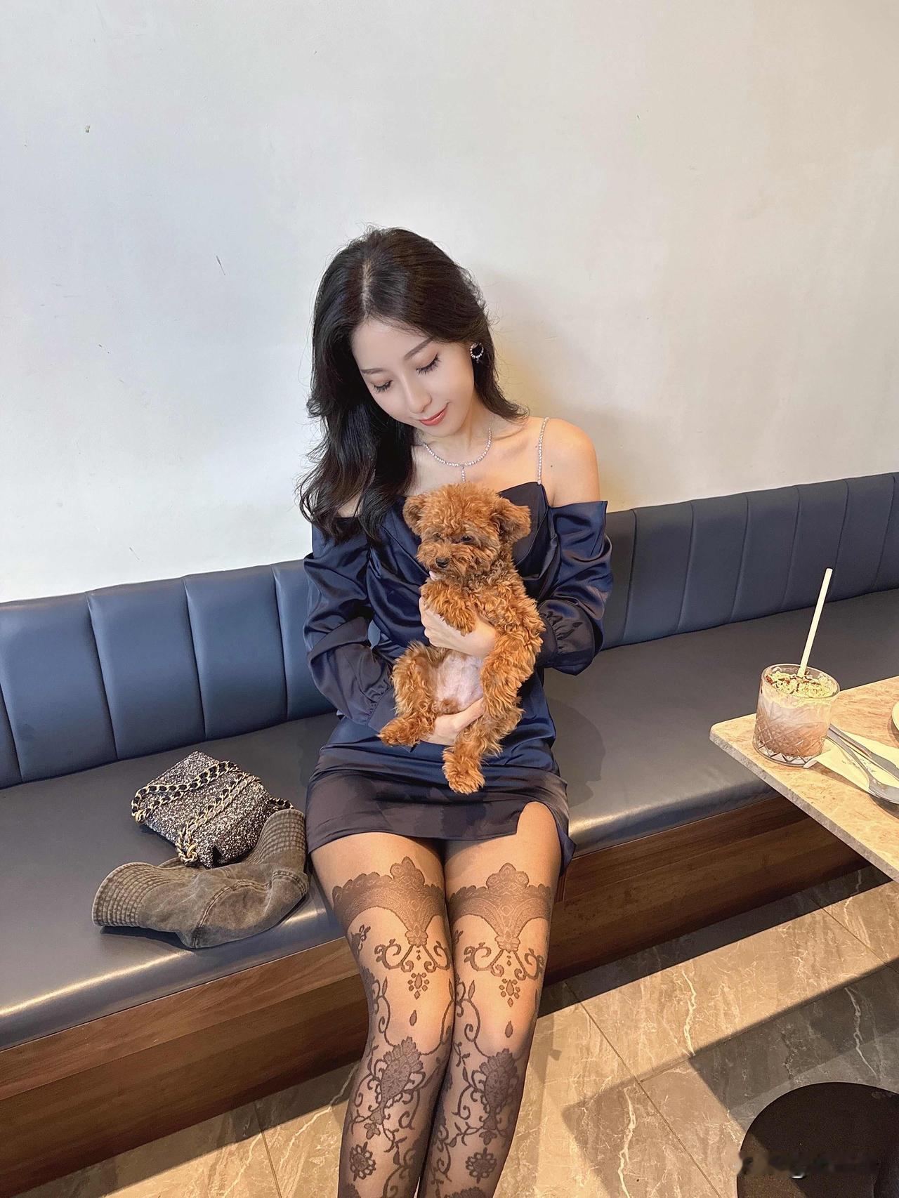 和小狗过周末啦~~🐶||虽然外面下着雨但是一点都不影响我和小狗一起过周末呀