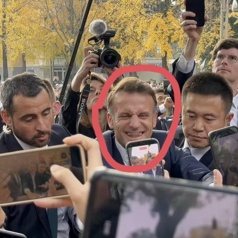 我问我在川大读书的表妹，“你们真的都那么喜欢马克龙吗？一直追着他拍照。”她白了