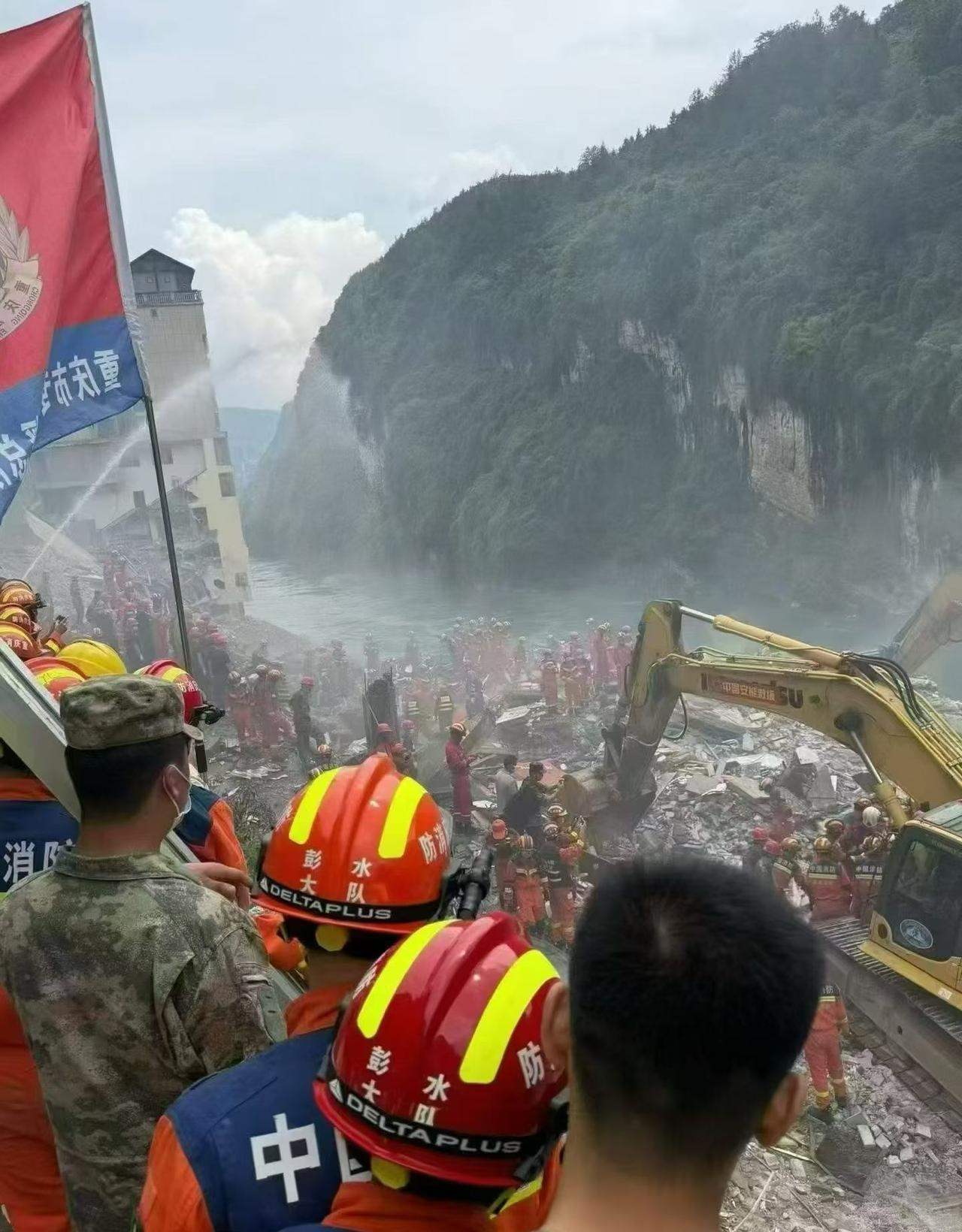 重庆彭水山体崩塌现场多块巨石悬停，这场景想想就惊险！记者直击时发现救援环境复杂到