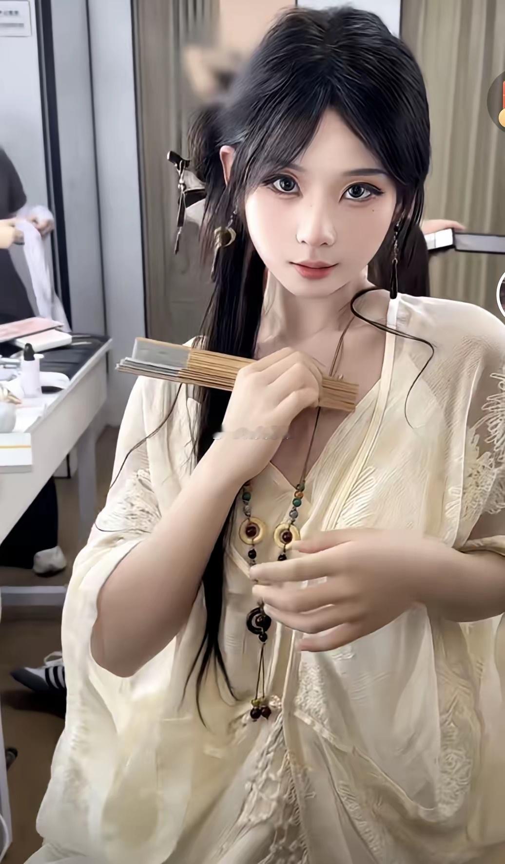 我简直不敢相信自己的眼睛眼前的女孩化了妆，竟然像换了一个人​​​