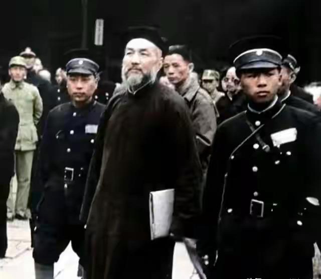1941年，一汉奸头子审讯女战士。然而，掀开对方头发，他突然脸色煞白，随后声音虚
